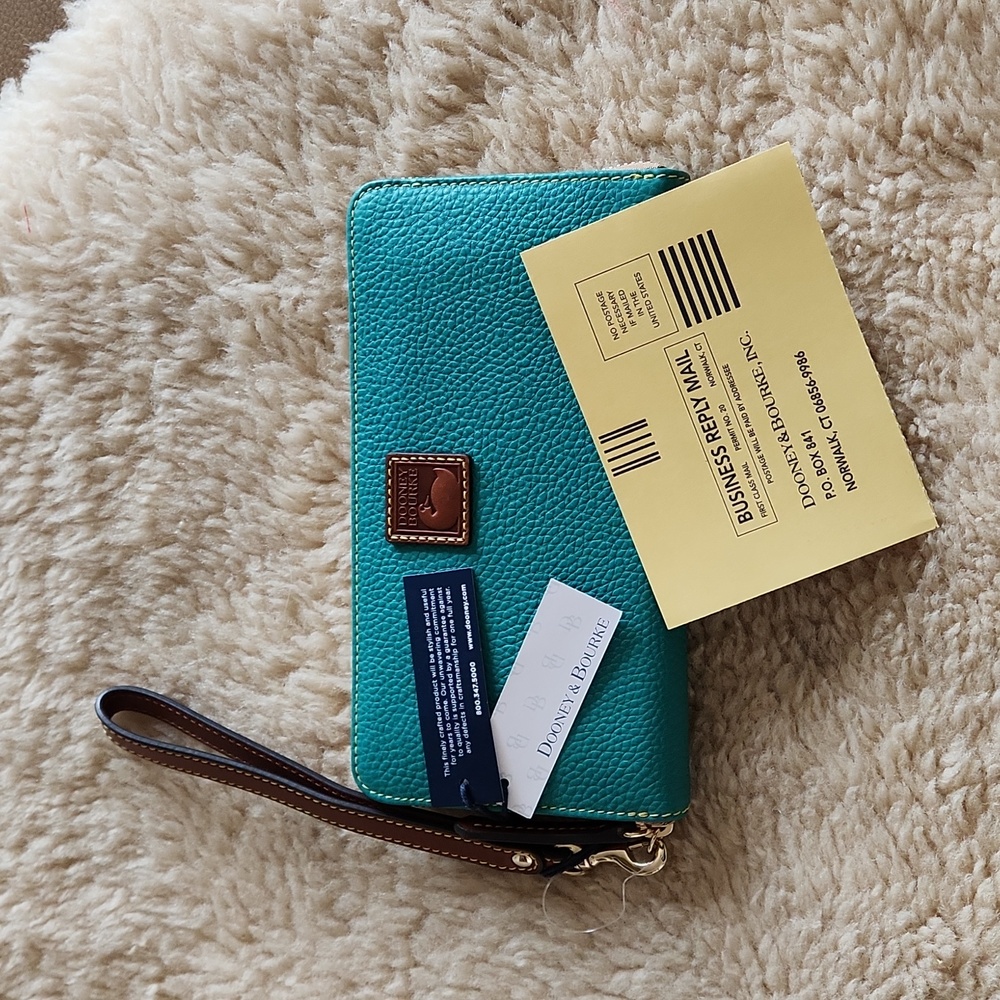 Beautiful NWT Dooney & Bourke Spearmint Long Wristlet Wallet 💙💚🤎